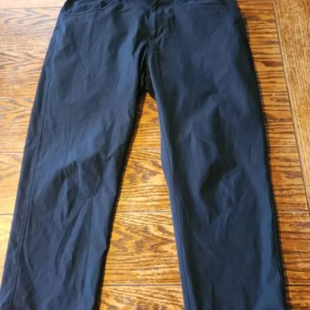Vuori Women's black cropped pants